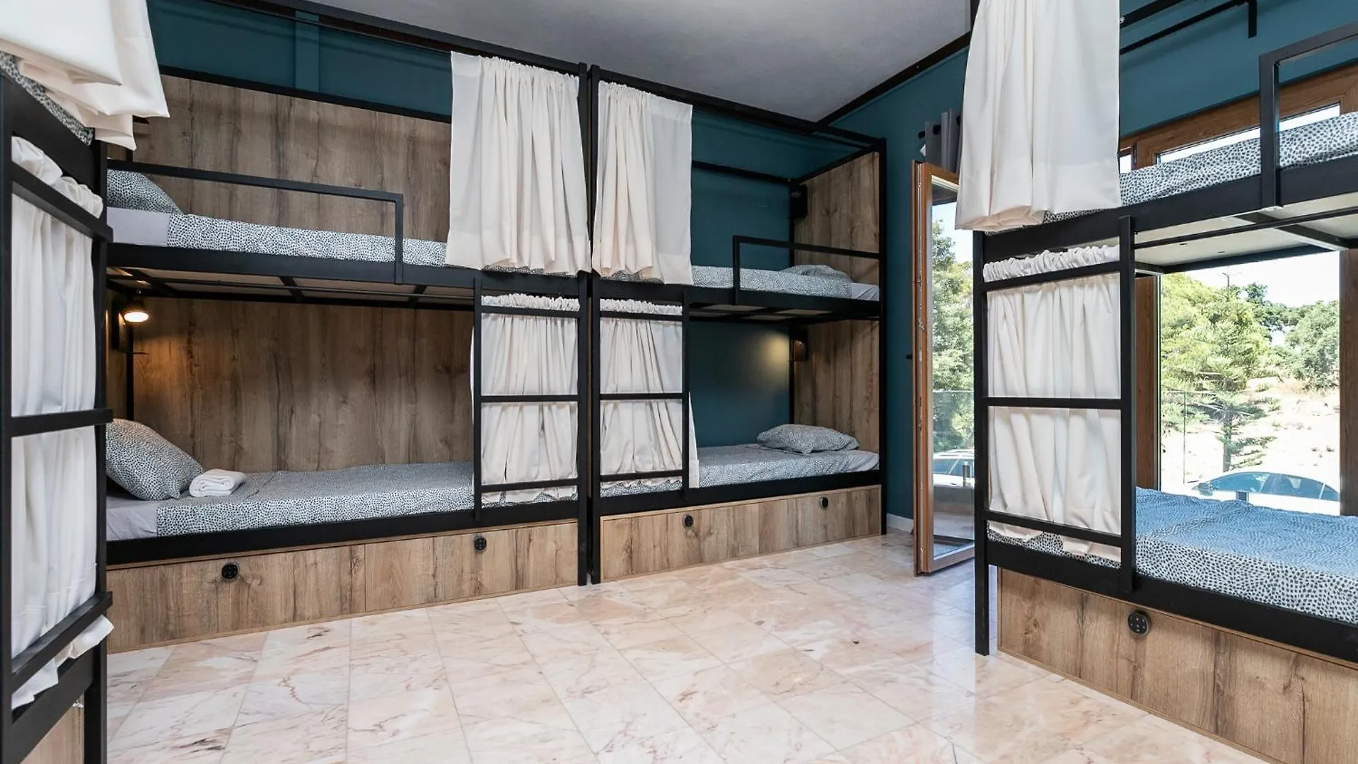 Walk In Hostel Faro Airport Portugal