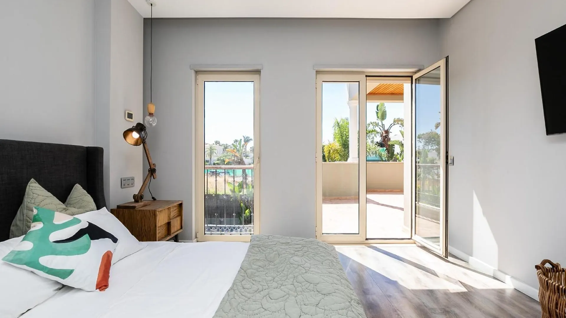 Walk In Hostel Faro Airport Portugal