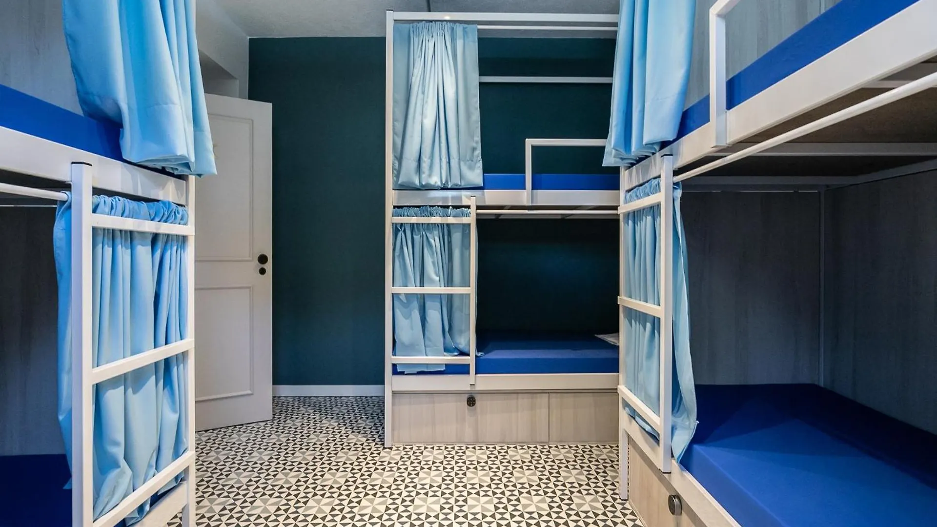 Walk In Hostel Faro Airport Portugal