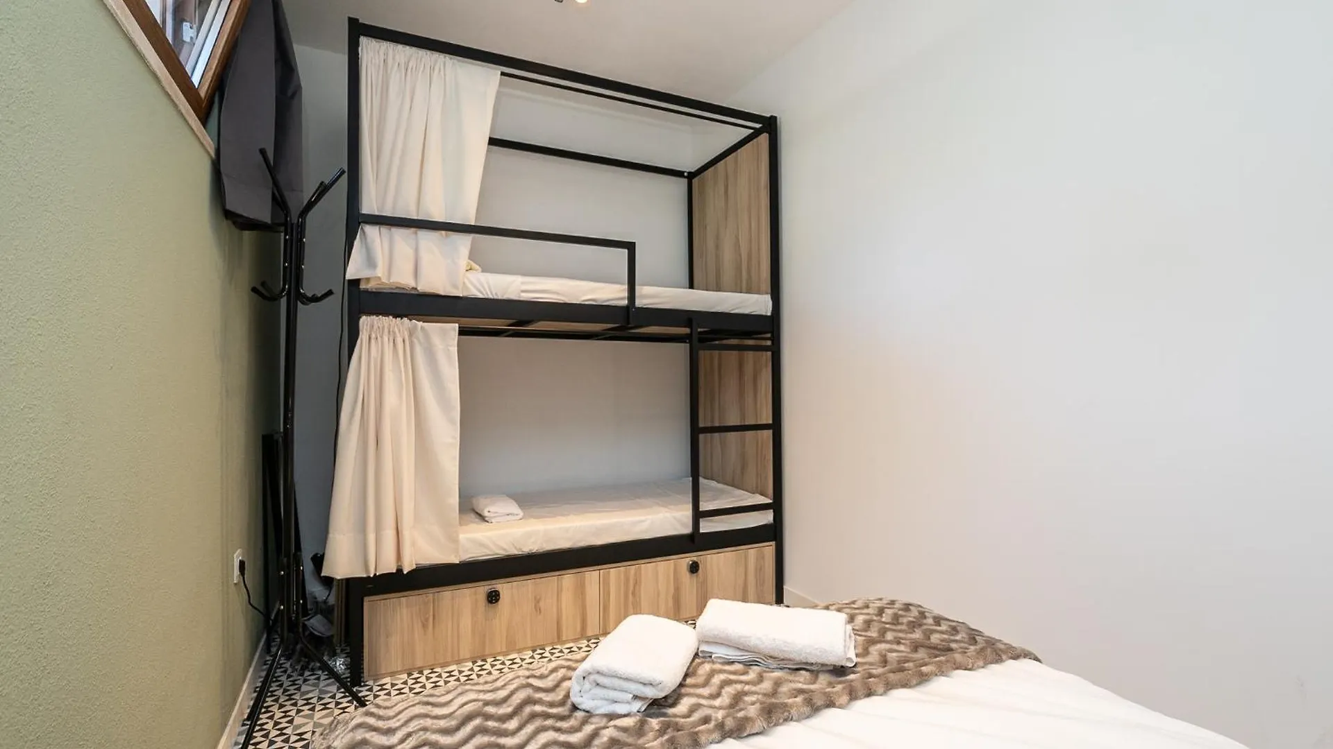 Walk In Hostel Faro Airport Portugal